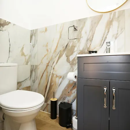 Feriehus Gloucester Rd By N And N Stays, Recently Refurbed Large 6 Bed Ensuite House In Filton, Perfect For Contractors, Corporate And Families, Close To Ytl Arena Site, Pvt Parking For Vans And And Work Vehicles, Wifi *