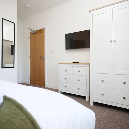Gloucester Rd By N And N Stays, Recently Refurbed Large 6 Bed Ensuite House In Filton, Perfect For Contractors, Corporate And Families, Close To Ytl Arena Site, Pvt Parking For Vans And And Work Vehicles, Wifi *