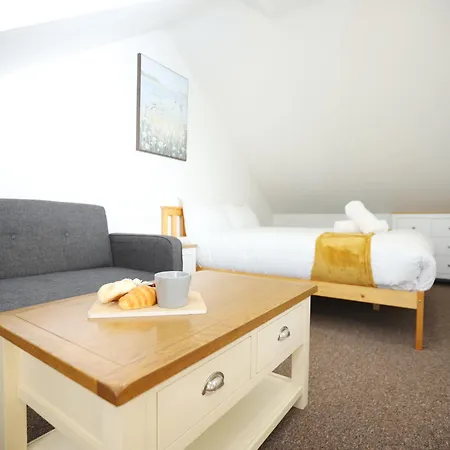 Gloucester Rd By N And N Stays, Recently Refurbed Large 6 Bed Ensuite House In Filton, Perfect For Contractors, Corporate And Families, Close To Ytl Arena Site, Pvt Parking For Vans And And Work Vehicles, Wifi