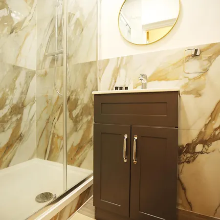 Feriehus Gloucester Rd By N And N Stays, Recently Refurbed Large 6 Bed Ensuite House In Filton, Perfect For Contractors, Corporate And Families, Close To Ytl Arena Site, Pvt Parking For Vans And And Work Vehicles, Wifi *