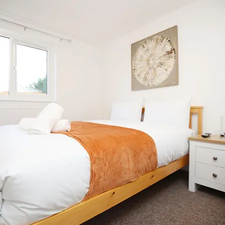 Gloucester Rd By N And N Stays, Recently Refurbed Large 6 Bed Ensuite House In Filton, Perfect For Contractors, Corporate And Families, Close To Ytl Arena Site, Pvt Parking For Vans And And Work Vehicles, Wifi Feriehus