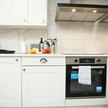 Gloucester Rd By N And N Stays, Recently Refurbed Large 6 Bed Ensuite House In Filton, Perfect For Contractors, Corporate And Families, Close To Ytl Arena Site, Pvt Parking For Vans And And Work Vehicles, Wifi Feriehus