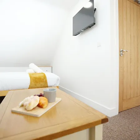 Gloucester Rd By N And N Stays, Recently Refurbed Large 6 Bed Ensuite House In Filton, Perfect For Contractors, Corporate And Families, Close To Ytl Arena Site, Pvt Parking For Vans And And Work Vehicles, Wifi