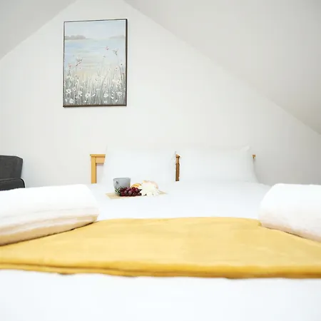 Gloucester Rd By N And N Stays, Recently Refurbed Large 6 Bed Ensuite House In Filton, Perfect For Contractors, Corporate And Families, Close To Ytl Arena Site, Pvt Parking For Vans And And Work Vehicles, Wifi Feriehus