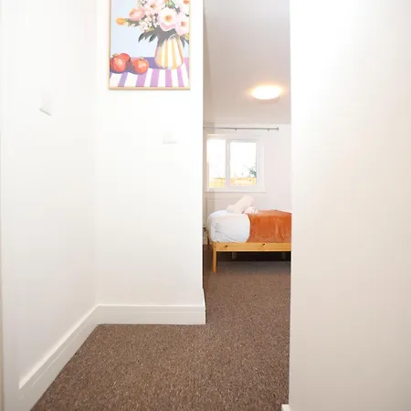 Gloucester Rd By N And N Stays, Recently Refurbed Large 6 Bed Ensuite House In Filton, Perfect For Contractors, Corporate And Families, Close To Ytl Arena Site, Pvt Parking For Vans And And Work Vehicles, Wifi * Bristol