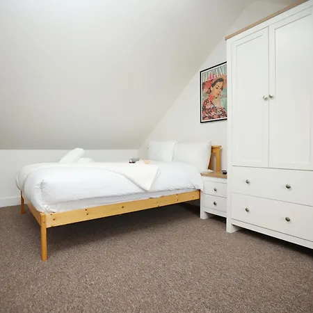 Gloucester Rd By N And N Stays, Recently Refurbed Large 6 Bed Ensuite House In Filton, Perfect For Contractors, Corporate And Families, Close To Ytl Arena Site, Pvt Parking For Vans And And Work Vehicles, Wifi Feriehus Bristol
