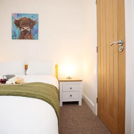 Gloucester Rd By N And N Stays, Recently Refurbed Large 6 Bed Ensuite House In Filton, Perfect For Contractors, Corporate And Families, Close To Ytl Arena Site, Pvt Parking For Vans And And Work Vehicles, Wifi
