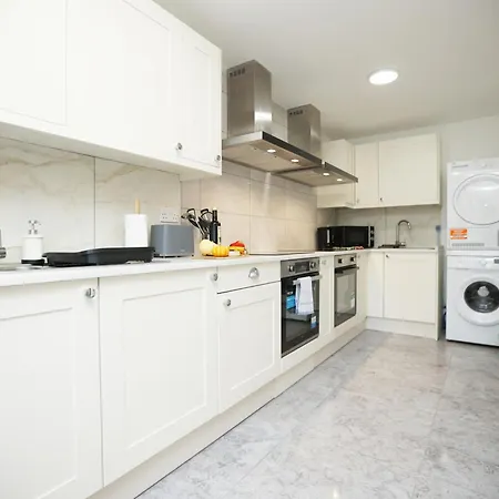 Feriehus Gloucester Rd By N And N Stays, Recently Refurbed Large 6 Bed Ensuite House In Filton, Perfect For Contractors, Corporate And Families, Close To Ytl Arena Site, Pvt Parking For Vans And And Work Vehicles, Wifi
