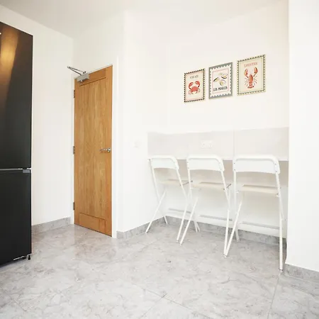 Gloucester Rd By N And N Stays, Recently Refurbed Large 6 Bed Ensuite House In Filton, Perfect For Contractors, Corporate And Families, Close To Ytl Arena Site, Pvt Parking For Vans And And Work Vehicles, Wifi
