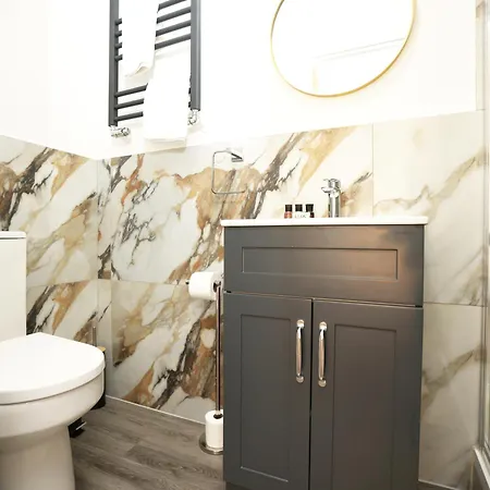 Feriehus Gloucester Rd By N And N Stays, Recently Refurbed Large 6 Bed Ensuite House In Filton, Perfect For Contractors, Corporate And Families, Close To Ytl Arena Site, Pvt Parking For Vans And And Work Vehicles, Wifi *