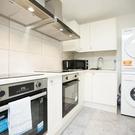Gloucester Rd By N And N Stays, Recently Refurbed Large 6 Bed Ensuite House In Filton, Perfect For Contractors, Corporate And Families, Close To Ytl Arena Site, Pvt Parking For Vans And And Work Vehicles, Wifi Feriehus