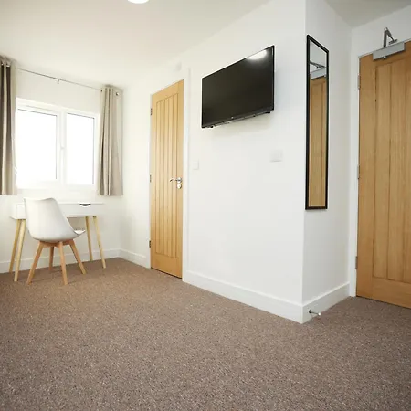 Feriehus Gloucester Rd By N And N Stays, Recently Refurbed Large 6 Bed Ensuite House In Filton, Perfect For Contractors, Corporate And Families, Close To Ytl Arena Site, Pvt Parking For Vans And And Work Vehicles, Wifi Bristol