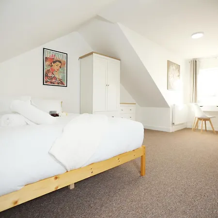 Feriehus Gloucester Rd By N And N Stays, Recently Refurbed Large 6 Bed Ensuite House In Filton, Perfect For Contractors, Corporate And Families, Close To Ytl Arena Site, Pvt Parking For Vans And And Work Vehicles, Wifi *