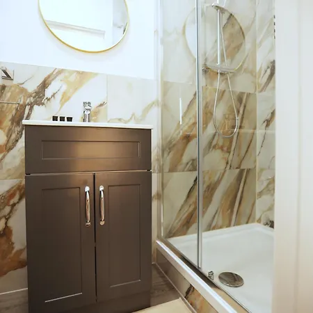 Gloucester Rd By N And N Stays, Recently Refurbed Large 6 Bed Ensuite House In Filton, Perfect For Contractors, Corporate And Families, Close To Ytl Arena Site, Pvt Parking For Vans And And Work Vehicles, Wifi *