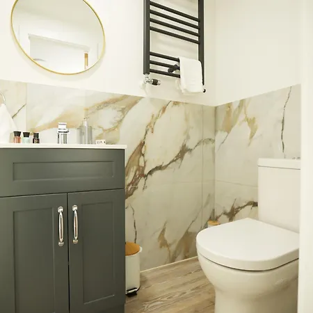 Gloucester Rd By N And N Stays, Recently Refurbed Large 6 Bed Ensuite House In Filton, Perfect For Contractors, Corporate And Families, Close To Ytl Arena Site, Pvt Parking For Vans And And Work Vehicles, Wifi Bristol