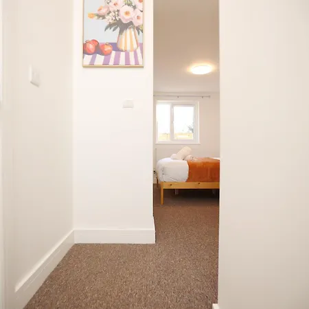 Feriehus Gloucester Rd By N And N Stays, Recently Refurbed Large 6 Bed Ensuite House In Filton, Perfect For Contractors, Corporate And Families, Close To Ytl Arena Site, Pvt Parking For Vans And And Work Vehicles, Wifi