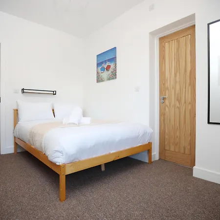 Feriehus Gloucester Rd By N And N Stays, Recently Refurbed Large 6 Bed Ensuite House In Filton, Perfect For Contractors, Corporate And Families, Close To Ytl Arena Site, Pvt Parking For Vans And And Work Vehicles, Wifi *