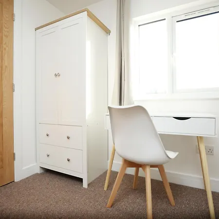 Feriehus Gloucester Rd By N And N Stays, Recently Refurbed Large 6 Bed Ensuite House In Filton, Perfect For Contractors, Corporate And Families, Close To Ytl Arena Site, Pvt Parking For Vans And And Work Vehicles, Wifi *