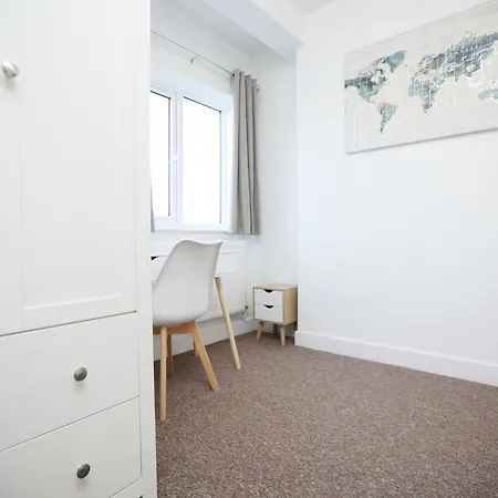 Gloucester Rd By N And N Stays, Recently Refurbed Large 6 Bed Ensuite House In Filton, Perfect For Contractors, Corporate And Families, Close To Ytl Arena Site, Pvt Parking For Vans And And Work Vehicles, Wifi Bristol