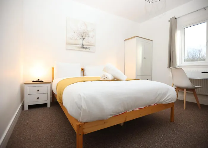 Semesterbostad Gloucester Rd By N And N Stays, Newly Refurbed 6 Bed Ensuite House By N And N Ltd, Perfect For Contractors And Corporate Stays, Close To Ytl Arena Site, Pvt Parking For Vans And And Work Vehicles, Wifi