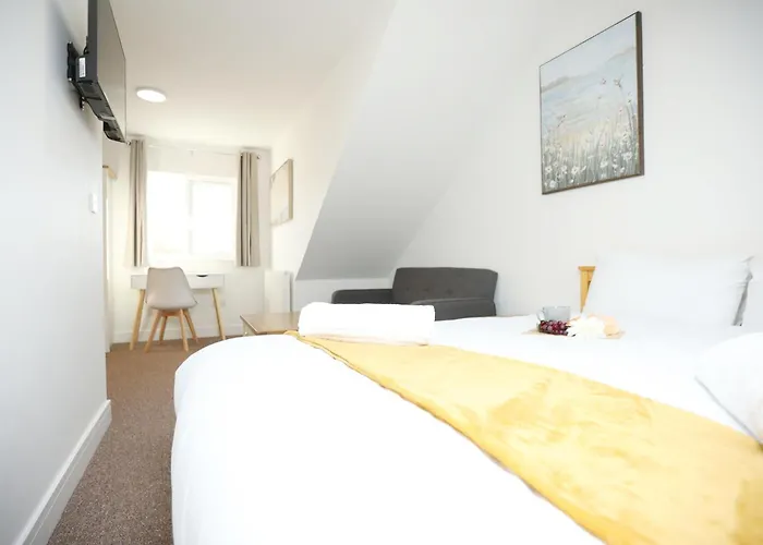 Gloucester Rd By N And N Stays, Newly Refurbed 6 Bed Ensuite House By N And N Ltd, Perfect For Contractors And Corporate Stays, Close To Ytl Arena Site, Pvt Parking For Vans And And Work Vehicles, Wifi Semesterbostad *