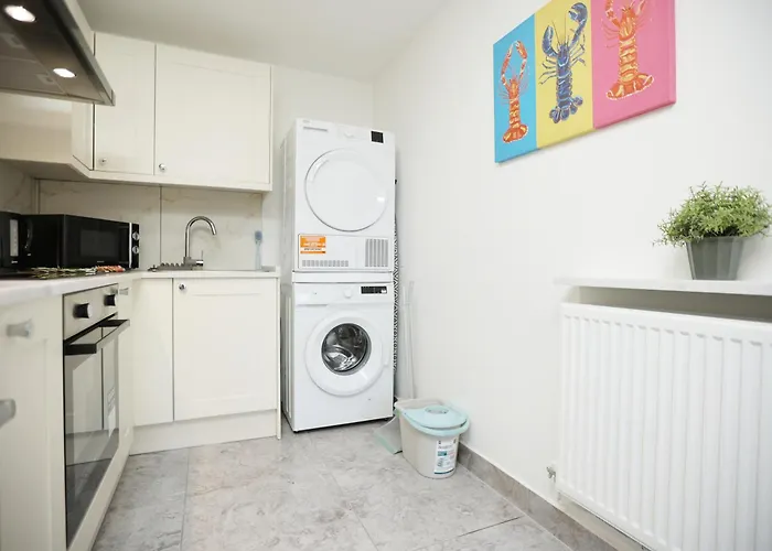 Semesterbostad Gloucester Rd By N And N Stays, Newly Refurbed 6 Bed Ensuite House By N And N Ltd, Perfect For Contractors And Corporate Stays, Close To Ytl Arena Site, Pvt Parking For Vans And And Work Vehicles, Wifi