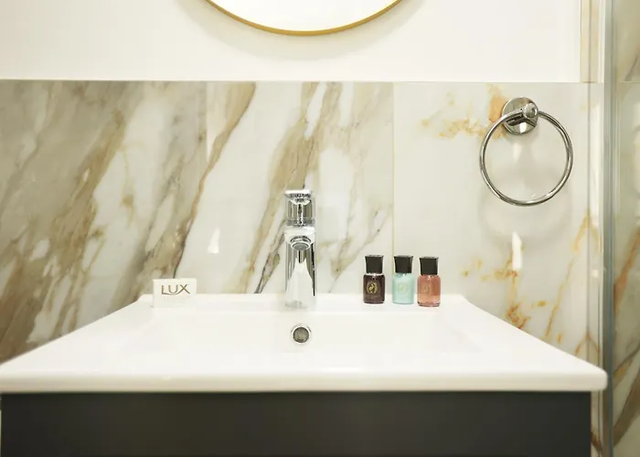 Gloucester Rd By N And N Stays, Newly Refurbed 6 Bed Ensuite House By N And N Ltd, Perfect For Contractors And Corporate Stays, Close To Ytl Arena Site, Pvt Parking For Vans And And Work Vehicles, Wifi Semesterbostad