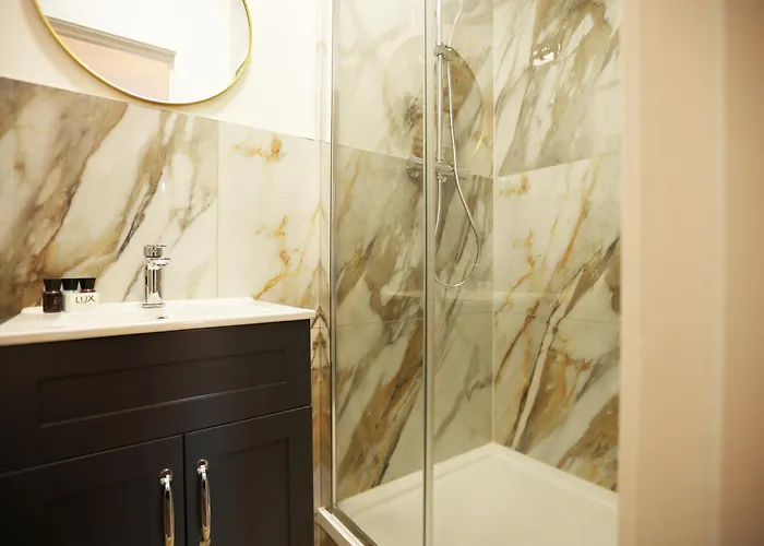 Gloucester Rd By N And N Stays, Newly Refurbed 6 Bed Ensuite House By N And N Ltd, Perfect For Contractors And Corporate Stays, Close To Ytl Arena Site, Pvt Parking For Vans And And Work Vehicles, Wifi *