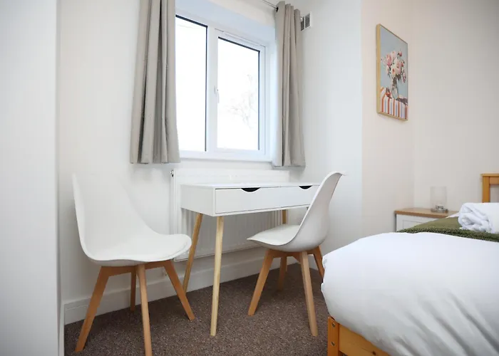 Semesterbostad Gloucester Rd By N And N Stays, Newly Refurbed 6 Bed Ensuite House By N And N Ltd, Perfect For Contractors And Corporate Stays, Close To Ytl Arena Site, Pvt Parking For Vans And And Work Vehicles, Wifi