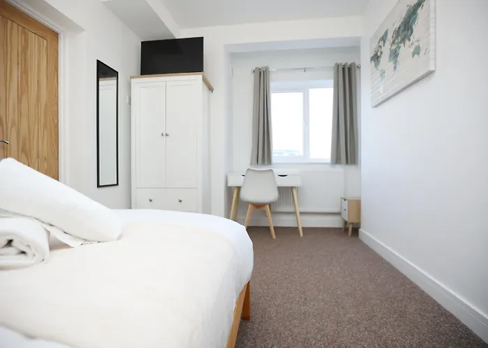 Gloucester Rd By N And N Stays, Newly Refurbed 6 Bed Ensuite House By N And N Ltd, Perfect For Contractors And Corporate Stays, Close To Ytl Arena Site, Pvt Parking For Vans And And Work Vehicles, Wifi Semesterbostad *