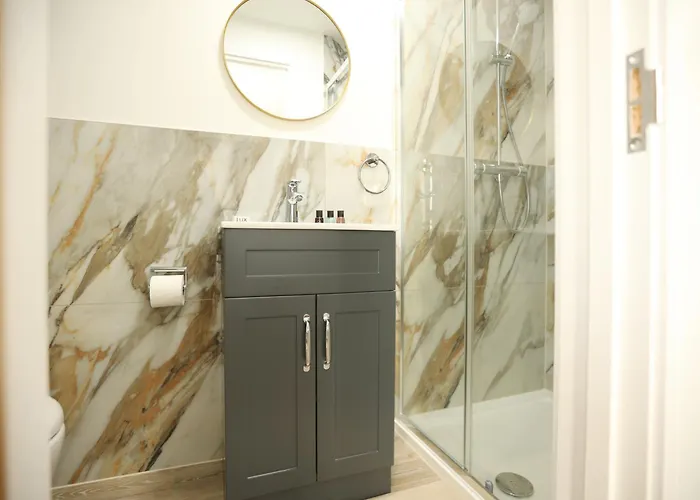 Semesterbostad Gloucester Rd By N And N Stays, Newly Refurbed 6 Bed Ensuite House By N And N Ltd, Perfect For Contractors And Corporate Stays, Close To Ytl Arena Site, Pvt Parking For Vans And And Work Vehicles, Wifi