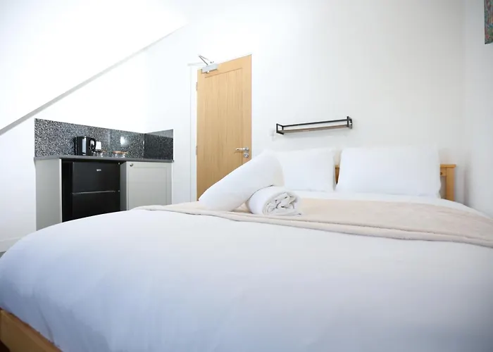 Gloucester Rd By N And N Stays, Newly Refurbed 6 Bed Ensuite House By N And N Ltd, Perfect For Contractors And Corporate Stays, Close To Ytl Arena Site, Pvt Parking For Vans And And Work Vehicles, Wifi *