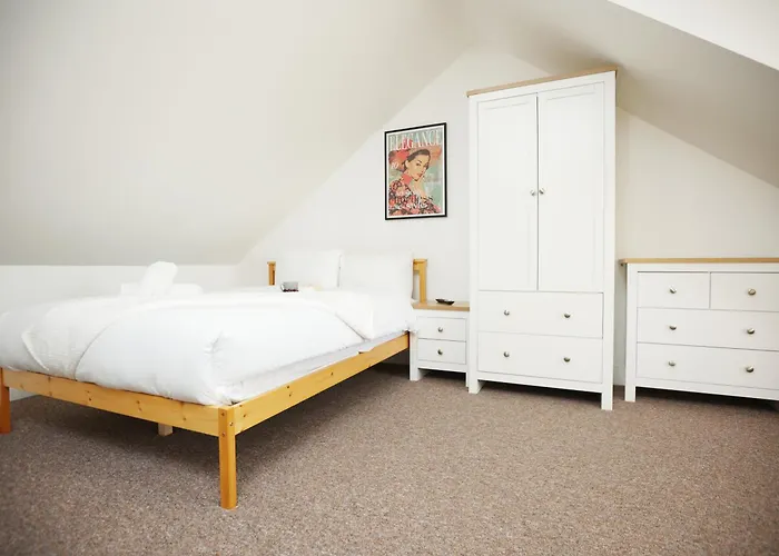 Semesterbostad Gloucester Rd By N And N Stays, Newly Refurbed 6 Bed Ensuite House By N And N Ltd, Perfect For Contractors And Corporate Stays, Close To Ytl Arena Site, Pvt Parking For Vans And And Work Vehicles, Wifi