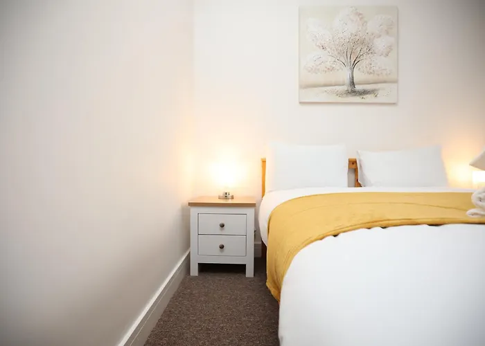 Gloucester Rd By N And N Stays, Newly Refurbed 6 Bed Ensuite House By N And N Ltd, Perfect For Contractors And Corporate Stays, Close To Ytl Arena Site, Pvt Parking For Vans And And Work Vehicles, Wifi Semesterbostad