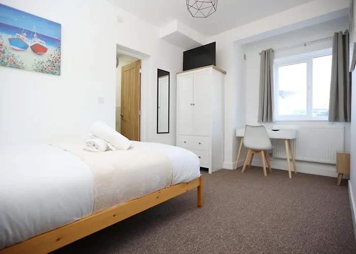 Gloucester Rd By N And N Stays, Newly Refurbed 6 Bed Ensuite House By N And N Ltd, Perfect For Contractors And Corporate Stays, Close To Ytl Arena Site, Pvt Parking For Vans And And Work Vehicles, Wifi *