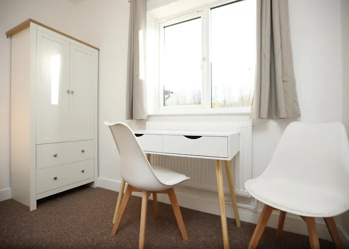 Gloucester Rd By N And N Stays, Newly Refurbed 6 Bed Ensuite House By N And N Ltd, Perfect For Contractors And Corporate Stays, Close To Ytl Arena Site, Pvt Parking For Vans And And Work Vehicles, Wifi Semesterbostad