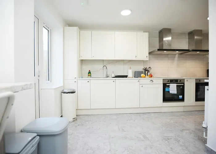 Gloucester Rd By N And N Stays, Newly Refurbed 6 Bed Ensuite House By N And N Ltd, Perfect For Contractors And Corporate Stays, Close To Ytl Arena Site, Pvt Parking For Vans And And Work Vehicles, Wifi Semesterbostad
