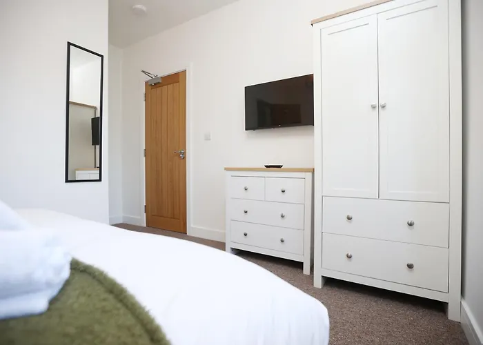 Gloucester Rd By N And N Stays, Newly Refurbed 6 Bed Ensuite House By N And N Ltd, Perfect For Contractors And Corporate Stays, Close To Ytl Arena Site, Pvt Parking For Vans And And Work Vehicles, Wifi *
