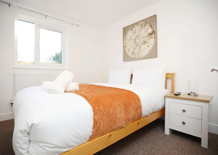 Gloucester Rd By N And N Stays, Newly Refurbed 6 Bed Ensuite House By N And N Ltd, Perfect For Contractors And Corporate Stays, Close To Ytl Arena Site, Pvt Parking For Vans And And Work Vehicles, Wifi Semesterbostad