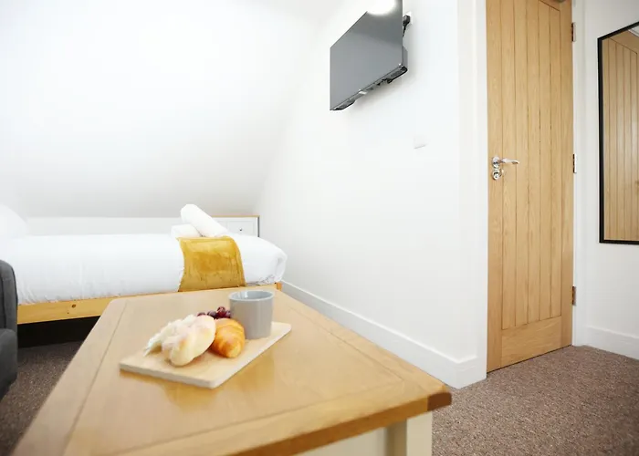 Gloucester Rd By N And N Stays, Newly Refurbed 6 Bed Ensuite House By N And N Ltd, Perfect For Contractors And Corporate Stays, Close To Ytl Arena Site, Pvt Parking For Vans And And Work Vehicles, Wifi