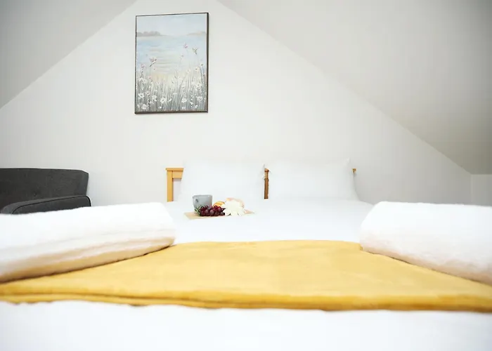 Gloucester Rd By N And N Stays, Newly Refurbed 6 Bed Ensuite House By N And N Ltd, Perfect For Contractors And Corporate Stays, Close To Ytl Arena Site, Pvt Parking For Vans And And Work Vehicles, Wifi Semesterbostad