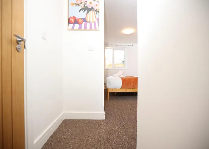 Gloucester Rd By N And N Stays, Newly Refurbed 6 Bed Ensuite House By N And N Ltd, Perfect For Contractors And Corporate Stays, Close To Ytl Arena Site, Pvt Parking For Vans And And Work Vehicles, Wifi * Bristol