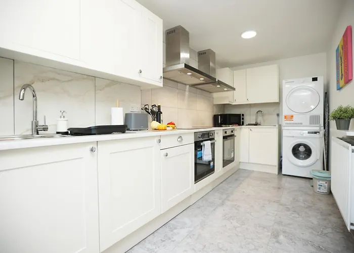 Semesterbostad Gloucester Rd By N And N Stays, Newly Refurbed 6 Bed Ensuite House By N And N Ltd, Perfect For Contractors And Corporate Stays, Close To Ytl Arena Site, Pvt Parking For Vans And And Work Vehicles, Wifi