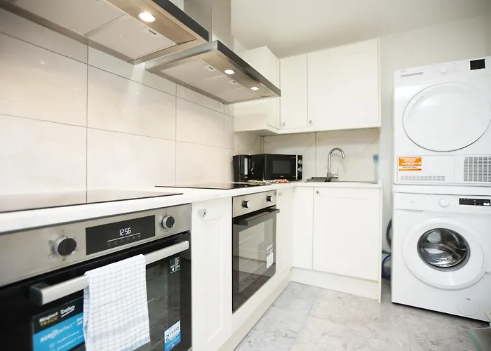 Gloucester Rd By N And N Stays, Newly Refurbed 6 Bed Ensuite House By N And N Ltd, Perfect For Contractors And Corporate Stays, Close To Ytl Arena Site, Pvt Parking For Vans And And Work Vehicles, Wifi Semesterbostad