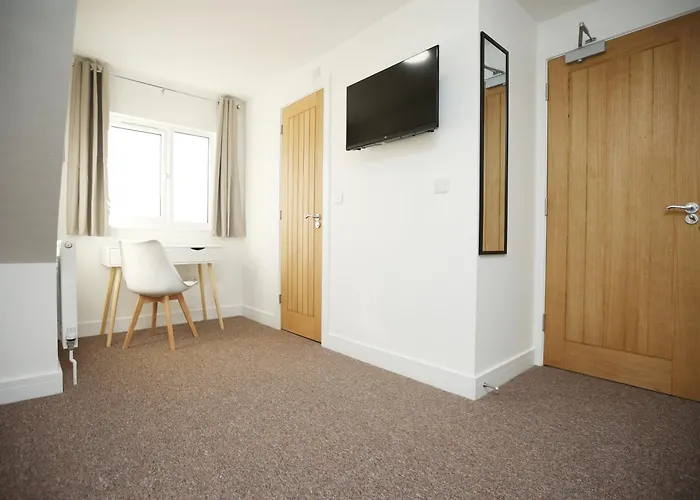 Semesterbostad Gloucester Rd By N And N Stays, Newly Refurbed 6 Bed Ensuite House By N And N Ltd, Perfect For Contractors And Corporate Stays, Close To Ytl Arena Site, Pvt Parking For Vans And And Work Vehicles, Wifi Bristol