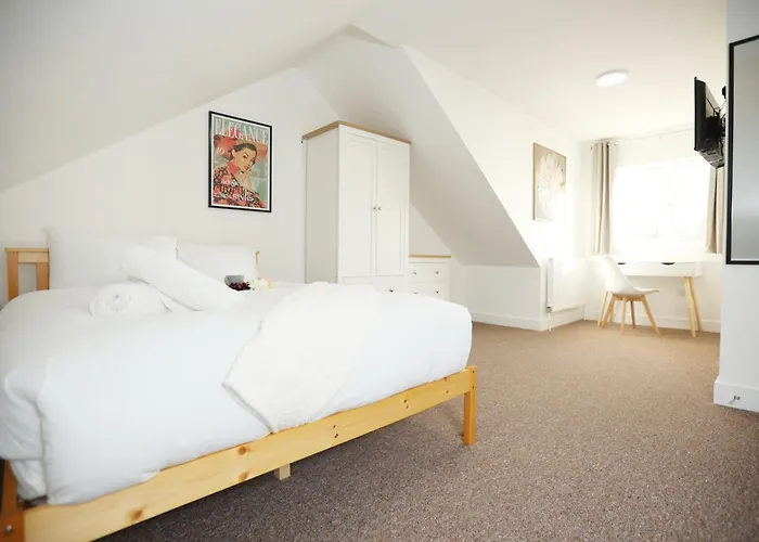 Semesterbostad Gloucester Rd By N And N Stays, Newly Refurbed 6 Bed Ensuite House By N And N Ltd, Perfect For Contractors And Corporate Stays, Close To Ytl Arena Site, Pvt Parking For Vans And And Work Vehicles, Wifi *