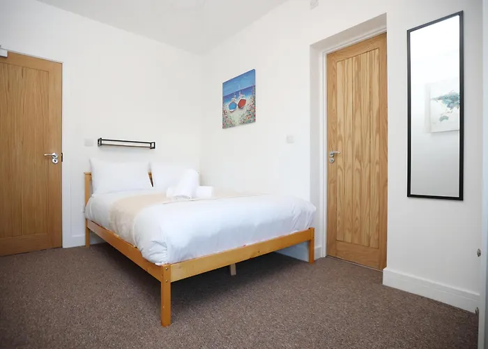 Semesterbostad Gloucester Rd By N And N Stays, Newly Refurbed 6 Bed Ensuite House By N And N Ltd, Perfect For Contractors And Corporate Stays, Close To Ytl Arena Site, Pvt Parking For Vans And And Work Vehicles, Wifi *