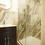 Gloucester Rd By N And N Stays, Recently Refurbed 6 Bed Ensuite House By N And N Ltd, Perfect For Contractors And Corporate Stays, Close To Ytl Arena Site, Pvt Parking For Vans And And Work Vehicles, Wifi *