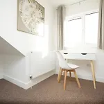 Gloucester Rd By N And N Stays, Recently Refurbed 6 Bed Ensuite House By N And N Ltd, Perfect For Contractors And Corporate Stays, Close To Ytl Arena Site, Pvt Parking For Vans And And Work Vehicles, Wifi بيت للعطل بريستول