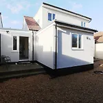 Gloucester Rd By N And N Stays, Recently Refurbed 6 Bed Ensuite House By N And N Ltd, Perfect For Contractors And Corporate Stays, Close To Ytl Arena Site, Pvt Parking For Vans And And Work Vehicles, Wifi بيت للعطل